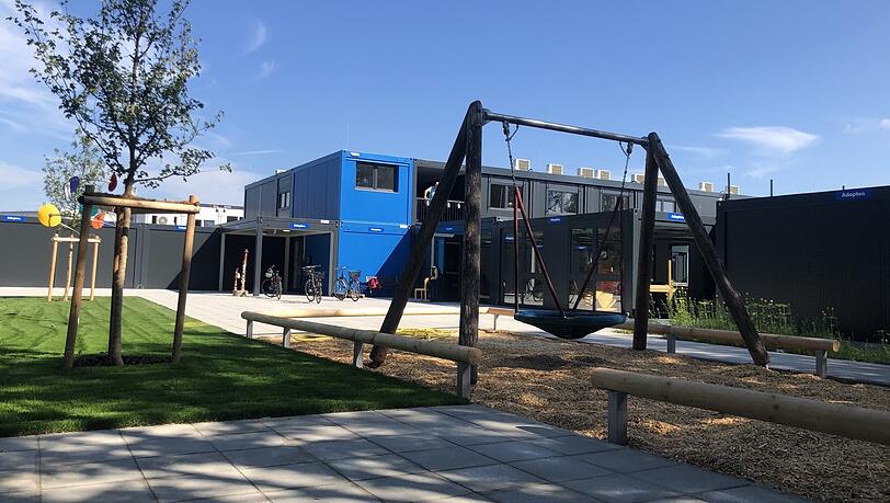 Mit Schaukel und Bäumchen: Diese barrierefreie Container-Schule ist der Ersatzstandort an der Rupert-Bodner Straße. Mit Schaukel und Bäumchen: Diese barrierefreie Container-Schule ist der Ersatzstandort an der Rupert-Bodner Straße.