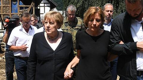 Kanzlerin im Katastrophengebiet: Begleitet von Rheinland-Pfalz' Ministerpräsidentin Malu Dreyer hat Angela Merkel den Hochwasser-Hotspot Schuld besucht.