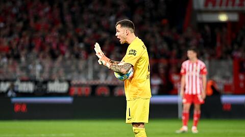 Torwart Rafal Gikiewicz vom FC Augsburg gestikuliert.