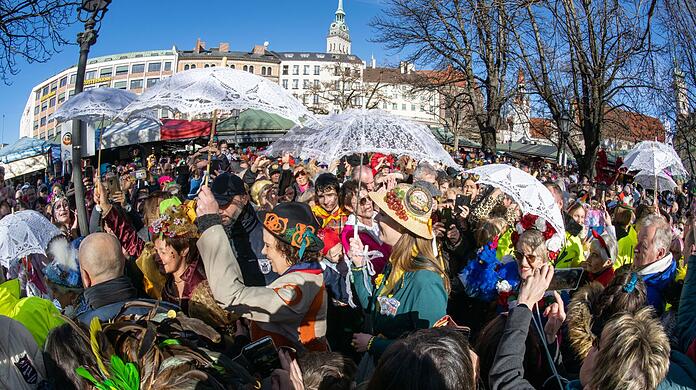 Die Marktfrauen ziehen am Faschingsdienstag beim Tanz der Marktweiber durch die Menge der Zuschauer auf dem Viktualienmarkt.
