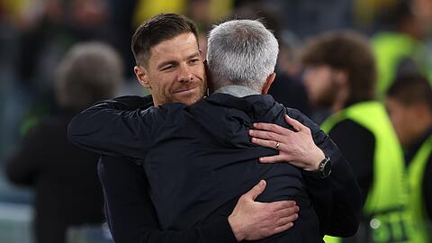Alte Bekannte: Rom-Trainer Jose Mourinho (r) und Leverkusens Coach Xabi Alonso umarmen sich vor dem Spiel. Alonso spielte früher unter Mourinho bei Real Madrid.