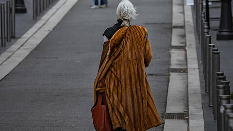 Ein Frau mit Pelz flaniert in Nizza. Ob der geklaute Pelz vom  Münchner Partnachplatz so auffällig war, ist unklar. (Symbolbild)