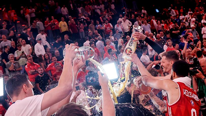 Die Bayern-Basketballer überschütten Coach Herbert mit Bier. Die Bayern-Basketballer überschütten Coach Herbert mit Bier.