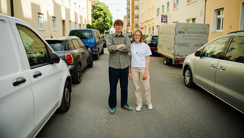 Wollen mehr B&auml;ume in M&uuml;nchen: Die TU-Studenten Joseph Coenen (25) und Stefanie G&uuml;nther (25) sammeln Unterschriften f&uuml;r ihren Baumentscheid.