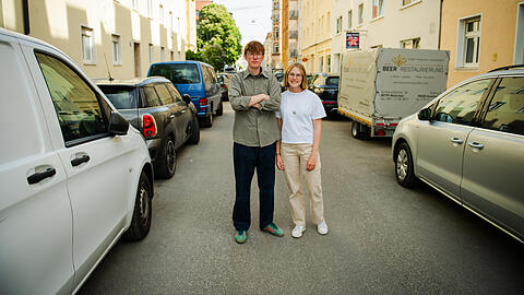 Wollen mehr B&auml;ume in M&uuml;nchen: Die TU-Studenten Joseph Coenen (25) und Stefanie G&uuml;nther (25) sammeln Unterschriften f&uuml;r ihren Baumentscheid.