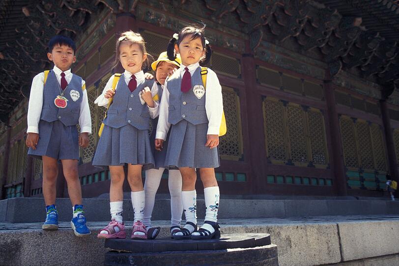 Auch in Südkorea startet das Schuljahr mit einer Zeremonie. Schüler und Eltern versammeln sich dabei in der Aula und werden von Lehrkräften und älteren Schülern begrüßt. In der Vergangenheit ging es bei dieser Veranstaltung etwas steif zu, inzwischen ist die Stimmung lockerer. Nach der Begrüßung gehen die Kinder zusammen mit ihren Eltern ins Klassenzimmer. Das Schuljahr startet im März. Auch in Südkorea startet das Schuljahr mit einer Zeremonie. Schüler und Eltern versammeln sich dabei in der Aula und werden von Lehrkräften und älteren Schülern begrüßt. In der Vergangenheit ging es bei dieser Veranstaltung etwas steif zu, inzwischen ist die Stimmung lockerer. Nach der Begrüßung gehen die Kinder zusammen mit ihren Eltern ins Klassenzimmer. Das Schuljahr startet im März.