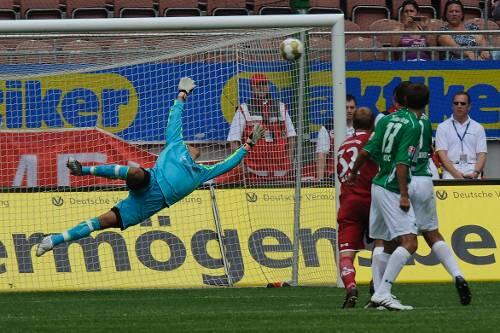 Traumtor nach 17 Minuten: Alexander Bugera (nicht im Bild) traf gegen den machtlosen Stephan Loboué zum 2:0 &ndash; die frühe Entscheidung.