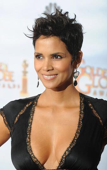 Halle Berry ist definitiv eine der heißesten Mütter der Welt. Sie ist aber nicht nur schön, sondern auch sehr talentiert. 2002 erhielt sie den Oscar als beste Hauptdarstellerin in dem Filmdrama Monster's Ball.