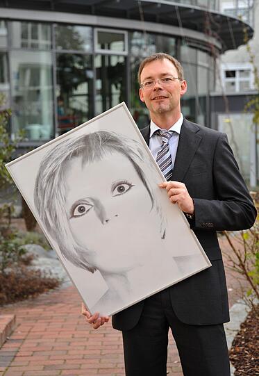 Parkinson-Patient Gerhard Schumann mit seinem Bild "Der Fehler"