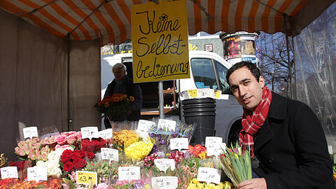 An Ines&rsquo; Blumenstandl am Rotkreuzplatz kauft Bürgerreporter Pedro Gaspar manchmal Blumen für seine Freundin. Dieses Mal bunte Tulpen.