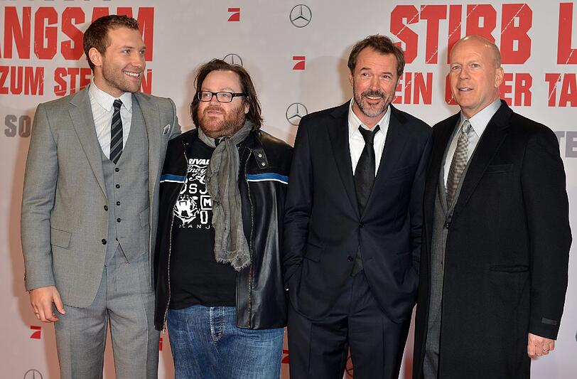 Das ist die Crew: Regisseur John Moore (2. v. links) posiert mit seinen Superstars, Bruce Willis, Sebastian Koch (2. v. rechts, spielt den Russen Komarov) und Jai Courtney (links, spielt Willis' Sohn Jack) bei der Premiere von "Stirb langsam - Ein guter Tag zum Sterben" in Berlin am Montagabend.