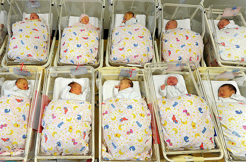 Babys liegen zusammen auf der Neugeborenenstation im Krankenhaus. Foto: Waltraud Grubitzsch/Archiv