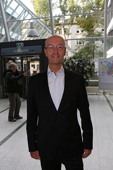 Michael Mattar, FDP-Stadtrat: &bdquo;Für uns Münchner gibt es viele Vorteile: Zusätzlich bekommen wir 1300 Wohnungen, die Verkehrsverbindungen werden verbessert und der Olympiapark wird saniert. 84 Prozent der Sportstätten sind bereits vorhanden und werden durch die Spiele renoviert.&ldquo;