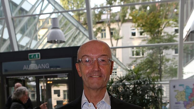 Michael Mattar, FDP-Stadtrat: „Für uns Münchner gibt es viele Vorteile: Zusätzlich bekommen wir 1300 Wohnungen, die Verkehrsverbindungen werden verbessert und der Olympiapark wird saniert. 84 Prozent der Sportstätten sind bereits vorhanden und werden durch die Spiele renoviert.“ Michael Mattar, FDP-Stadtrat: „Für uns Münchner gibt es viele Vorteile: Zusätzlich bekommen wir 1300 Wohnungen, die Verkehrsverbindungen werden verbessert und der Olympiapark wird saniert. 84 Prozent der Sportstätten sind bereits vorhanden und werden durch die Spiele renoviert.“