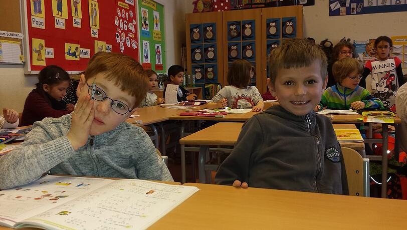 Am tollsten sind die Klassenzimmer und die Lehrerin finden die beiden Erstklässler. Am tollsten sind die Klassenzimmer und die Lehrerin finden die beiden Erstklässler.
