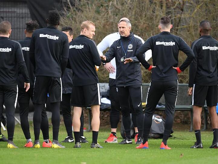Trainer Adi Hütter (M) bereitet die Eintracht-Profis auf das K.o.-Spiel gegen Inter Mailand vor.