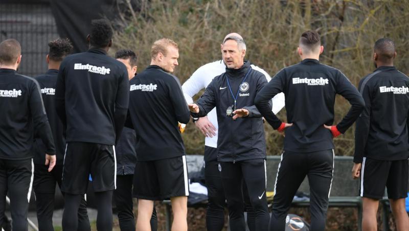 Trainer Adi Hütter (M) bereitet die Eintracht-Profis auf das K.o.-Spiel gegen Inter Mailand vor. Trainer Adi Hütter (M) bereitet die Eintracht-Profis auf das K.o.-Spiel gegen Inter Mailand vor.