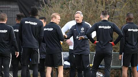 Trainer Adi Hütter (M) bereitet die Eintracht-Profis auf das K.o.-Spiel gegen Inter Mailand vor.