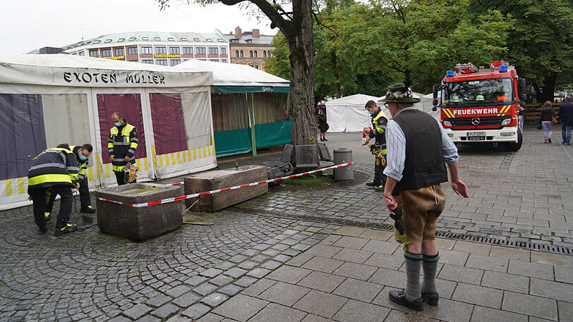 Bilder vom Viktualienmarkt: Feuerwehr und Mitarbeiter des Kommunalen Außendienstes waren vor Ort.
