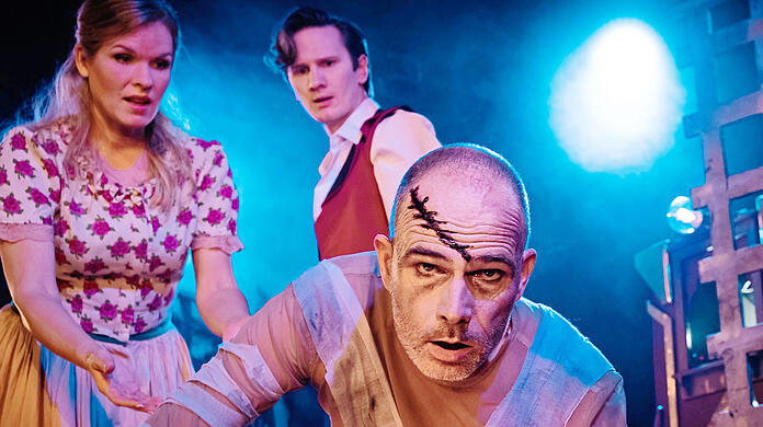 Liebespaar (Navina Heyne und Peter Lewys Preston) und Monster (Thomas Borchert).