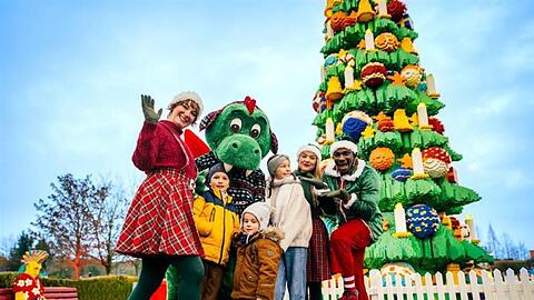 Bis 6. Januar ist das Legoland in G&uuml;nzburg winterlich dekoriert &ndash; wie mit diesem Christbaum.