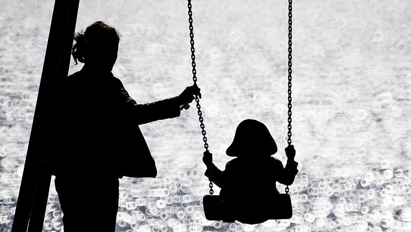 Das Armutsrisiko von Alleinerziehenden und ihren Kindern ist laut Statistik mehr als doppelt so hoch, wie bei Familien mit beiden Elternteilen. (Symbolbild) Das Armutsrisiko von Alleinerziehenden und ihren Kindern ist laut Statistik mehr als doppelt so hoch, wie bei Familien mit beiden Elternteilen. (Symbolbild)