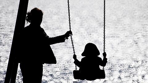 Das Armutsrisiko von Alleinerziehenden und ihren Kindern ist laut Statistik mehr als doppelt so hoch, wie bei Familien mit beiden Elternteilen. (Symbolbild)