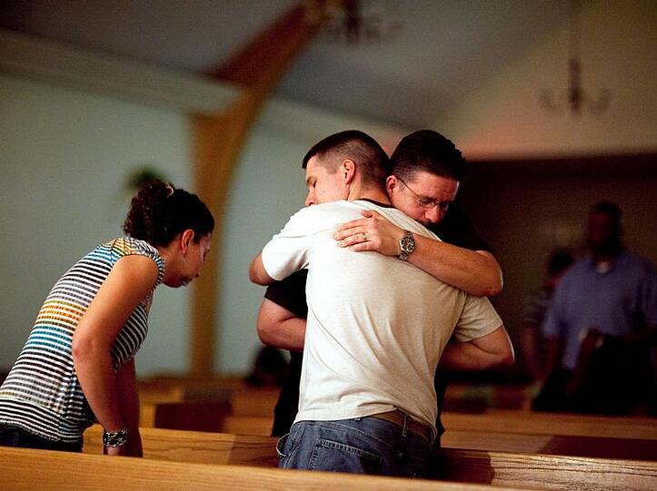 Trauernde in einer Kirche: Das Blutbad in Fort Hood hat in den USA Ratlosigkeit und Wut hinterlassen.