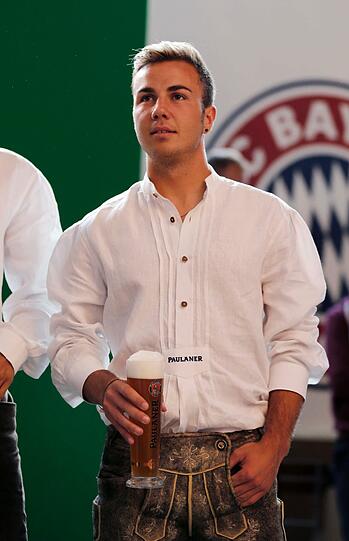 Auch Mario Götze hatte am Dienstag Lederhosen-Premiere.