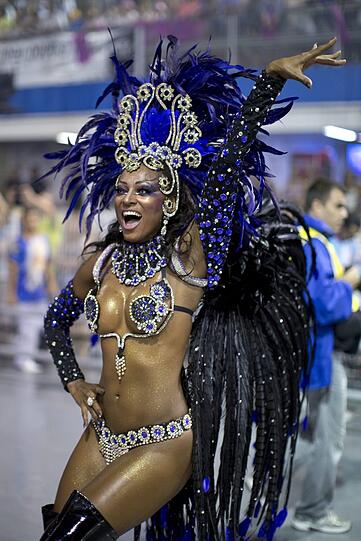 Ziemlich bunt, ziemlich heiß und ziemlich nackt: Beim Sambodromo tobt der brasilianische Karneval bei Temperaturen von über 30 Grad. Die Bilder.