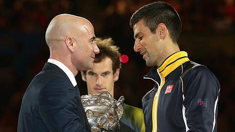 Andre Agassi gratuliert Novak Djokovic zu dessen Sieg bei den Australian Open 2013.