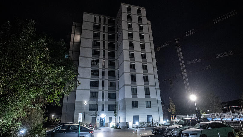 Die beiden stürzten aus dem siebten Stock dieses Hochhauses in Berlin-Friedrichsfelde. Die beiden stürzten aus dem siebten Stock dieses Hochhauses in Berlin-Friedrichsfelde.