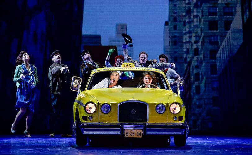 Boris Pfeifer (Chip) und Sigrid Hauser (Hildy) im New Yorker Taxi.