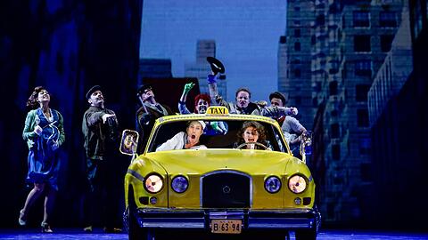Boris Pfeifer (Chip) und Sigrid Hauser (Hildy) im New Yorker Taxi.