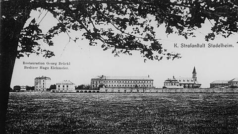 Wie eine Festung auf freiem Feld steht Stadelheim im Jahr 1911 vor den Toren der Stadt. 1894 wurde es als Königliches Strafvollstreckungsgefängnis gebaut.