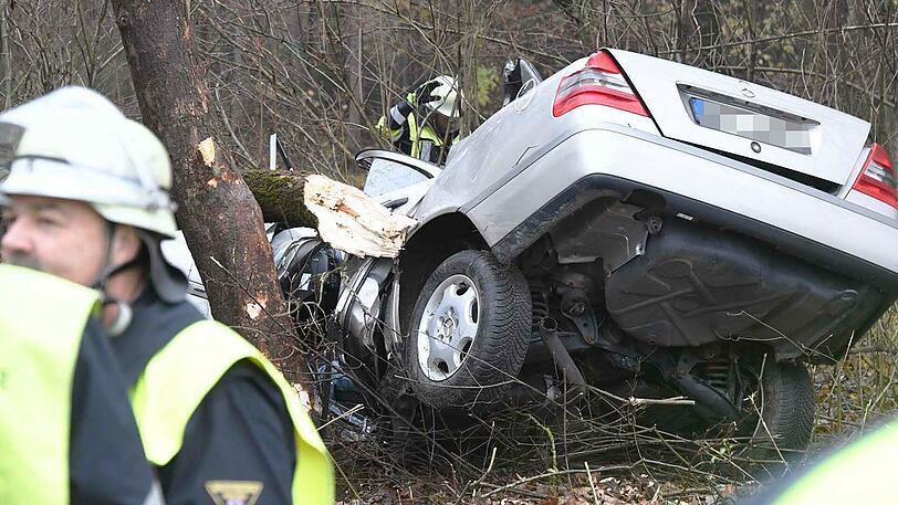Bilder vom Unfallort: Der Merecedes ist vollkommen demoliert, die Feuerwehr konnte nur noch die Leiche des Fahrers bergen.