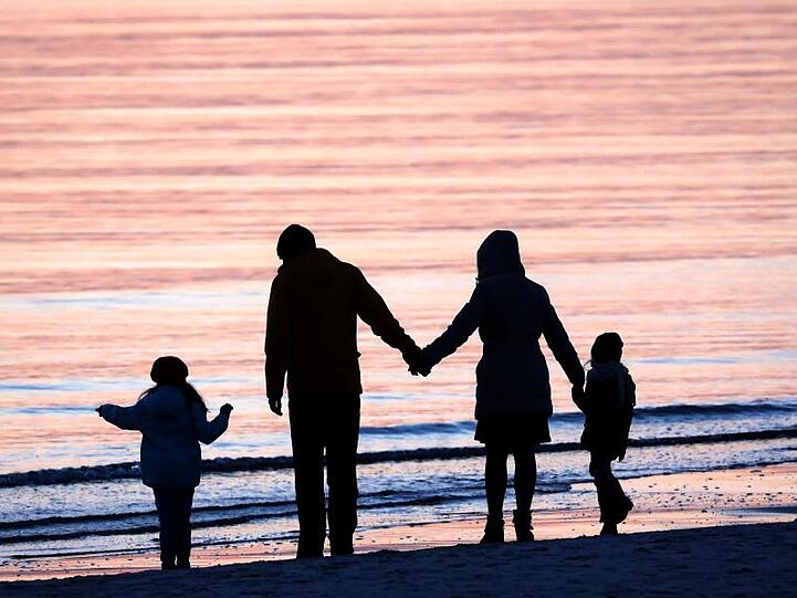 Eine Familie am Strand. Ein Großteil der Adoptionen in Deutschland sind sogenannte Stiefkindadoptionen.