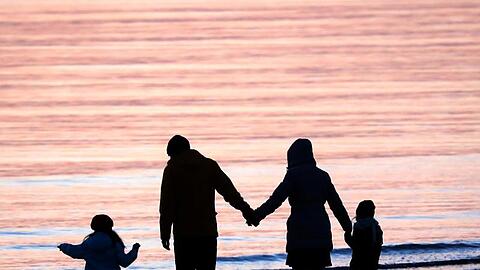 Eine Familie am Strand. Ein Großteil der Adoptionen in Deutschland sind sogenannte Stiefkindadoptionen.