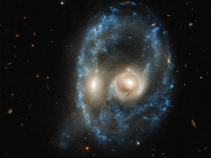 Die beiden verschmelzenden Galaxien wirken wie ein kosmisches Gesicht.