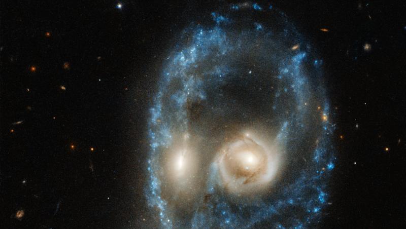 Die beiden verschmelzenden Galaxien wirken wie ein kosmisches Gesicht. Die beiden verschmelzenden Galaxien wirken wie ein kosmisches Gesicht.