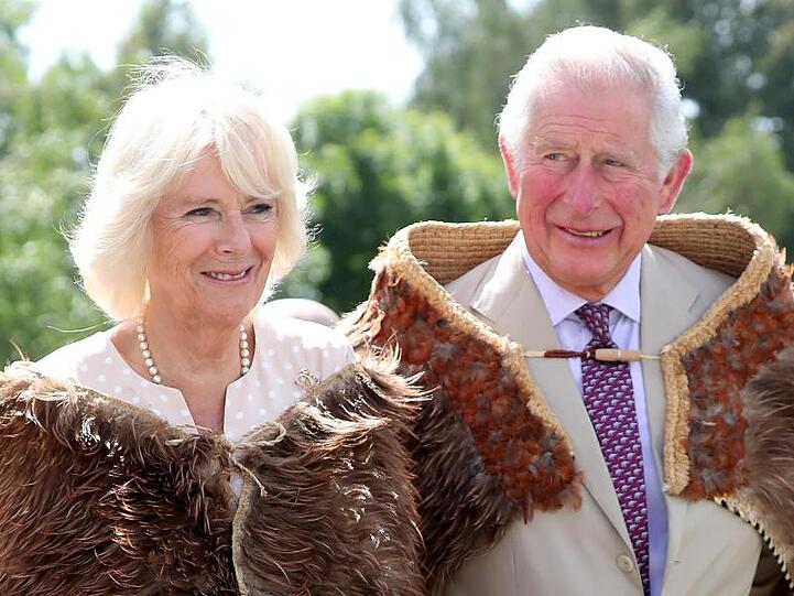 Der britische Prinz Charles (r) und Herzogin Camilla, die Herzogin von Cornwall, tragen Maori-Mäntel.