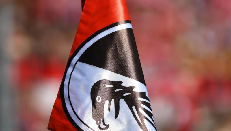 Eine Fahne mit dem Logo des SC Freiburg im Schwarzwaldstadion.