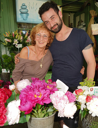 Blumen-Standlbesitzerin Inge Rainer (69), hier mit ihrem Sohn Stefan (30): "Es ist wichtig, dass der Markt so bleibt, wie er ist. Ein bisschen skeptisch sind wir schon, ob das gelingt. Wir machen uns Sorgen, dass der Charme des Viktualienmarkts verloren geht. Wir sind ja ein Markt und kein Kaufhaus." Blumen-Standlbesitzerin Inge Rainer (69), hier mit ihrem Sohn Stefan (30): "Es ist wichtig, dass der Markt so bleibt, wie er ist. Ein bisschen skeptisch sind wir schon, ob das gelingt. Wir machen uns Sorgen, dass der Charme des Viktualienmarkts verloren geht. Wir sind ja ein Markt und kein Kaufhaus."