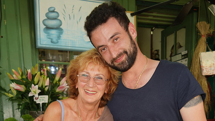 Blumen-Standlbesitzerin Inge Rainer (69), hier mit ihrem Sohn Stefan (30): "Es ist wichtig, dass der Markt so bleibt, wie er ist. Ein bisschen skeptisch sind wir schon, ob das gelingt. Wir machen uns Sorgen, dass der Charme des Viktualienmarkts verloren geht. Wir sind ja ein Markt und kein Kaufhaus." Blumen-Standlbesitzerin Inge Rainer (69), hier mit ihrem Sohn Stefan (30): "Es ist wichtig, dass der Markt so bleibt, wie er ist. Ein bisschen skeptisch sind wir schon, ob das gelingt. Wir machen uns Sorgen, dass der Charme des Viktualienmarkts verloren geht. Wir sind ja ein Markt und kein Kaufhaus."