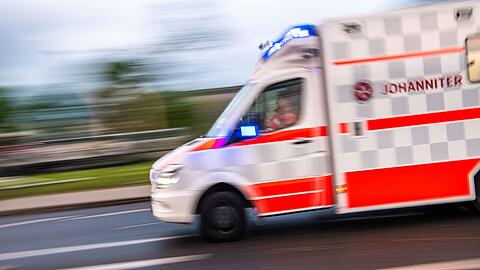 Der 86-Jährige musste an der Unfallstelle reanimiert werden, bevor er ins Krankenhaus kam. (Symbolbild)