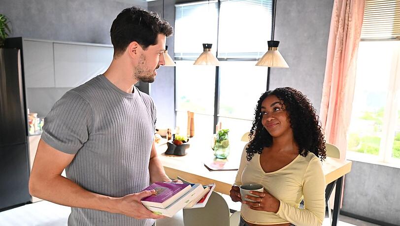 "Alles was zählt": Imani (r.) versucht, sich ihren Schmerz vor Jan nicht anmerken zu lassen. "Alles was zählt": Imani (r.) versucht, sich ihren Schmerz vor Jan nicht anmerken zu lassen.
