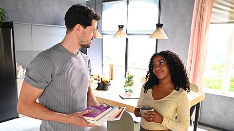"Alles was zählt": Imani (r.) versucht, sich ihren Schmerz vor Jan nicht anmerken zu lassen.