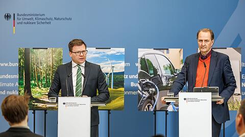 Minister Schneider und UBA-Pr&auml;sident Messner stellen die Klimabilanz 2025 vor.