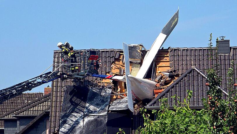 Das Flugzeug steckte im Dach des Hauses. Das Flugzeug steckte im Dach des Hauses.