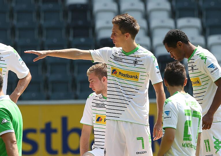 Borussia Mönchengladbach hat beim Heimtrikot dünne Querstreifen in schwarz und grün auf der Front. An der unteren linken Seite sind die Streifen asymmetrisch abgeschnitten. Der Kragen ist grün. Was für ein Design!